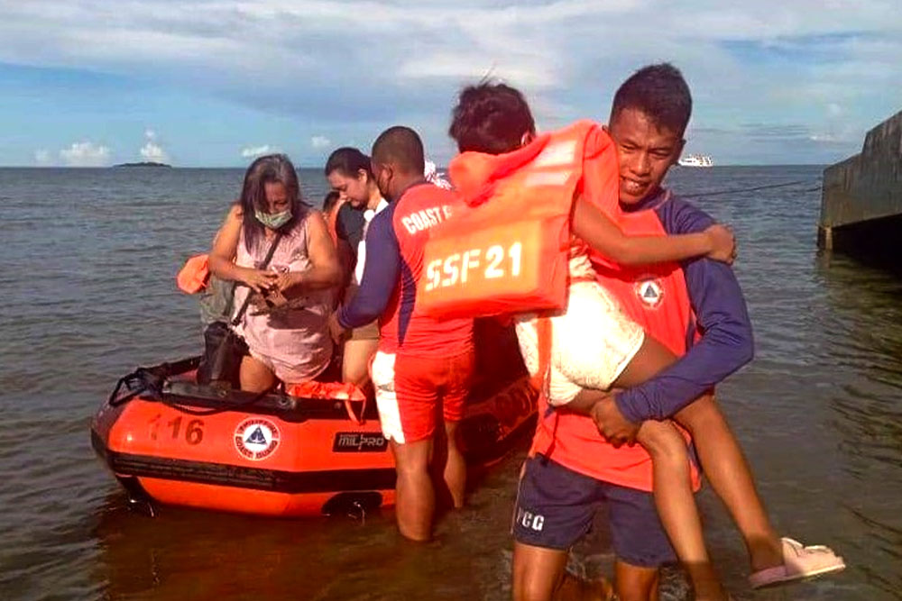 Coast Guard Rescues Passengers Of Ferry That Ran Aground In Camiguin The Monitor Mindanao Today 