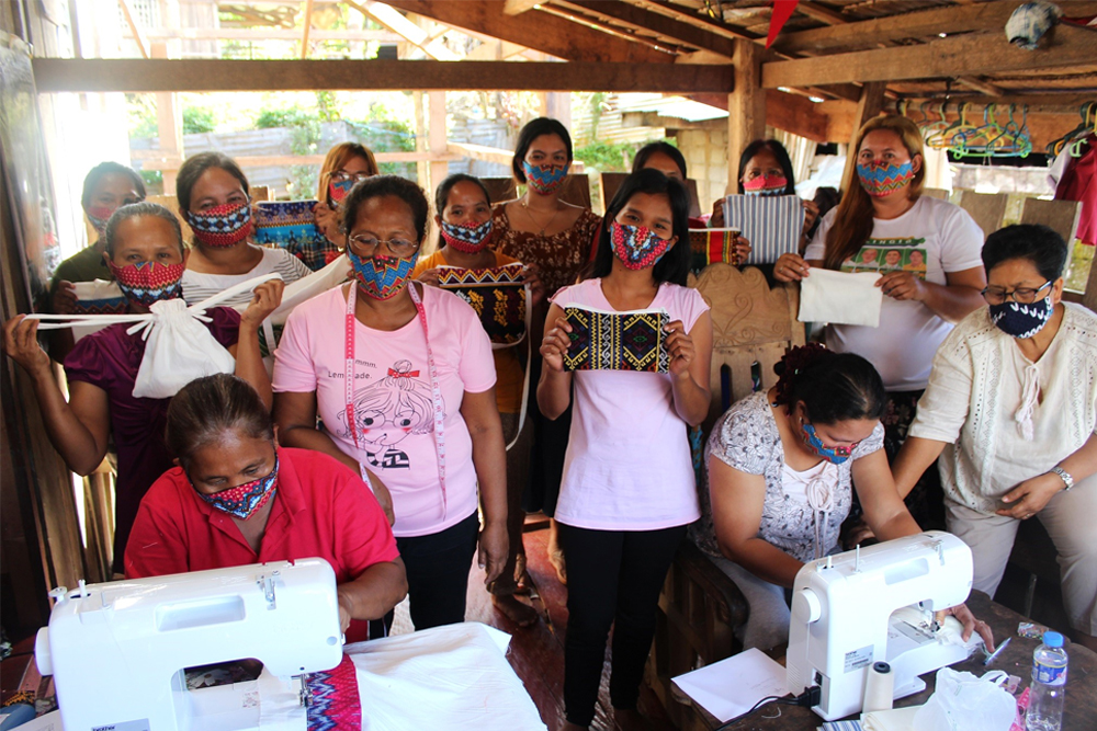 Manobo Simuwawnon women proudly display their handsewn products. (Photo supplied)