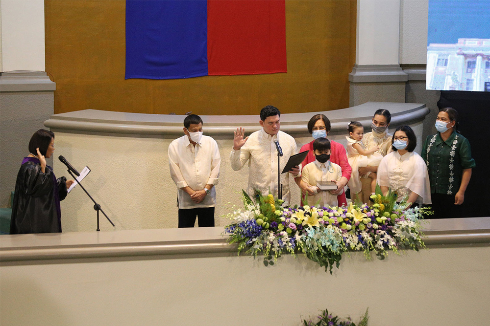 Davao City Mayor-elect Baste Duterte takes oath