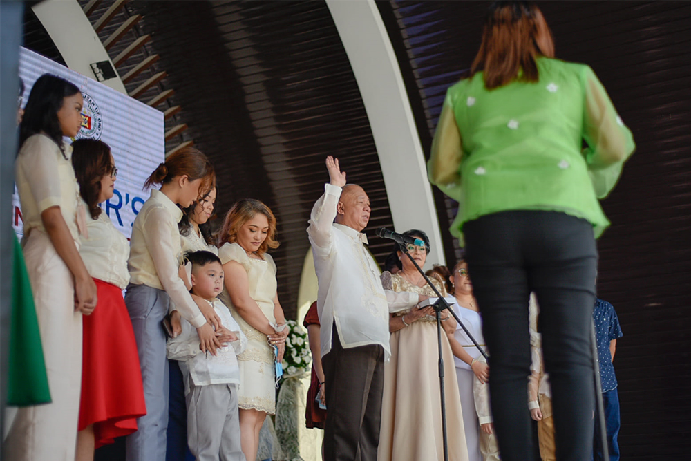 Cagayan de Oro Mayor-elect Roland ‘Klarex’ Uy (3rd from right) takes his oath of office at the city amphitheater Sunday, June 26, 2022. (Photo courtesy of Isabelle Czarina Soriano)