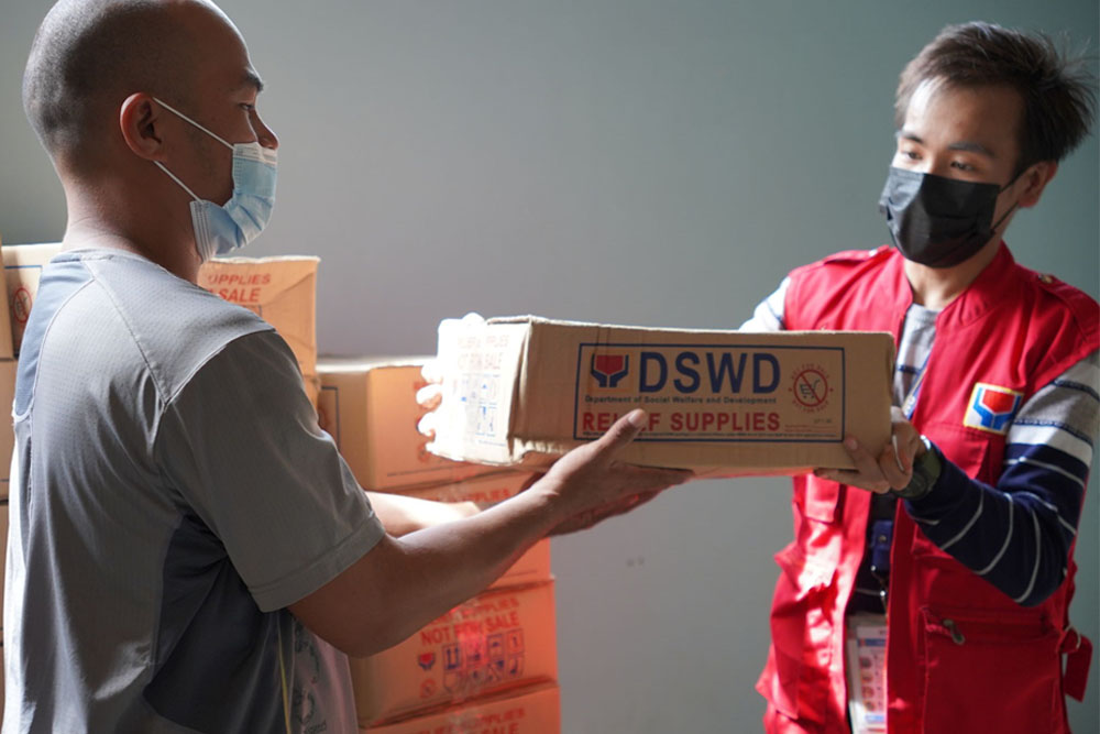 DSWD-10 assists residents affected by Army’s 4ID fire and explosion