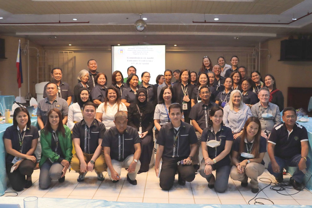 DA-10 management confers with COA audit team