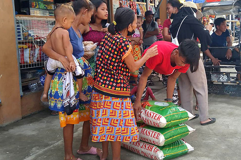 Badjaos in Iligan receive rice, sugar from donor