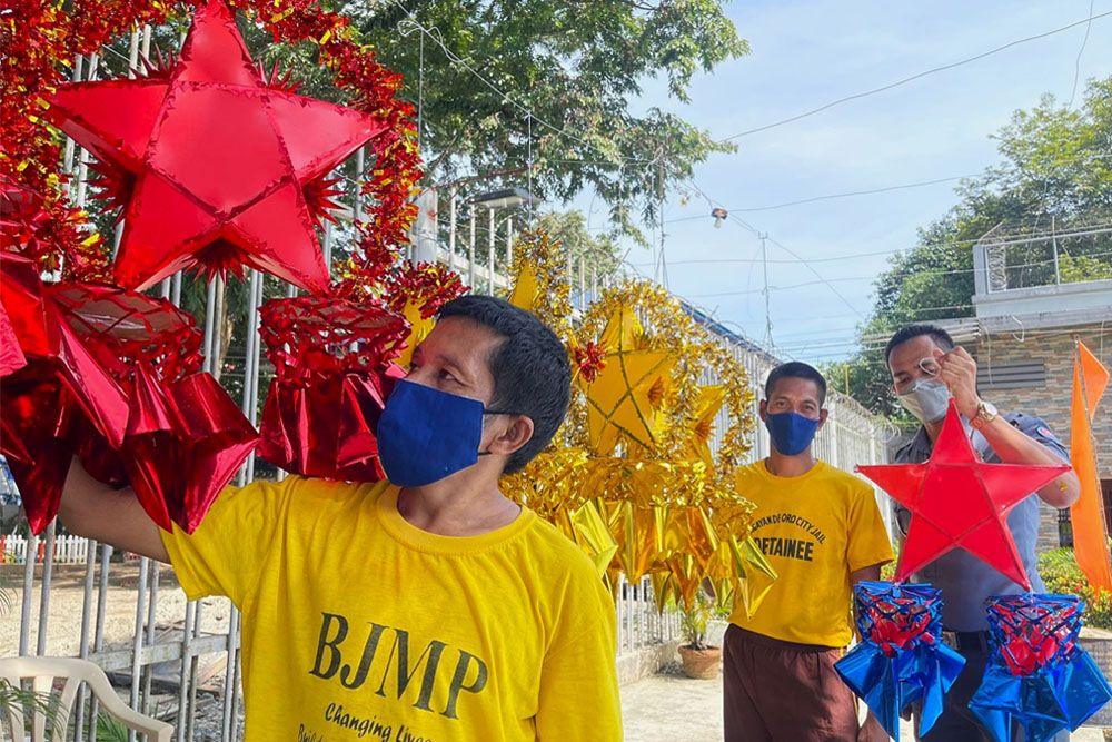 Oro PDLs start to give light on Christmas with their ‘parol’