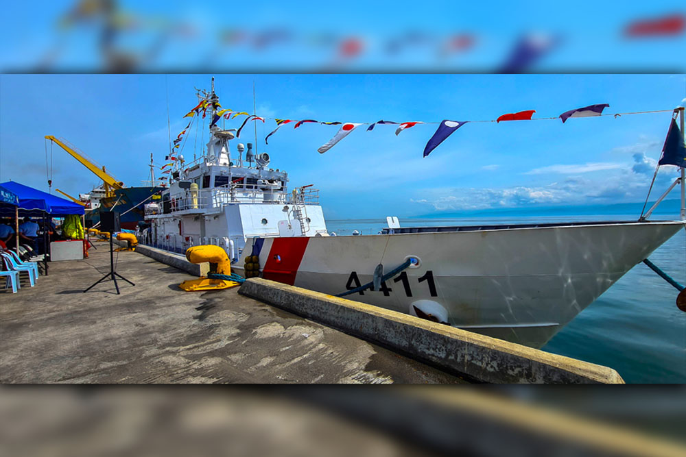 Coast Guard vessel opens gangway to the public in Oro