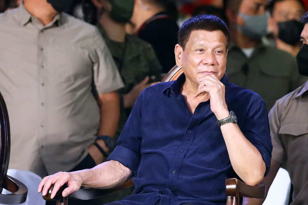 Hours after welcoming President Ferdinand Marcos Jr. to Malacañang, Rodrigo Duterte makes his final bow in Davao City on June 30, 2022. His province mates held a homecoming concert in his honor at NCCC Mall VP grounds. (PNA photo by Che Palicte)