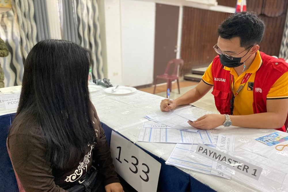 At least 62 former New People’s Army combatants from Agusan del Norte receive a total of PHP1,240,000 financial grant in a distribution activity on Thursday (Oct. 13, 2022) at the field office of the Department of Social Welfare and Development in the Caraga Region in Butuan City. The financial grant was released through the Sustainable Livelihood Program of the agency. (Photo courtesy of DSWD-13)