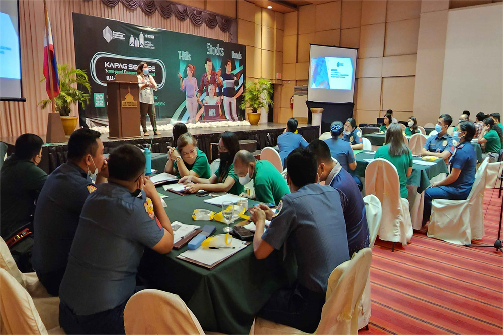 Davao City gov’t employees, cops join SEC Davao’s roadshow