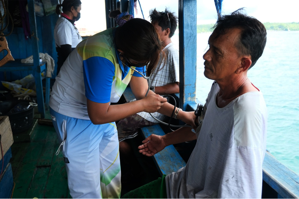 Navy rescues 8 people aboard drifting vessel off Tawi-Tawi