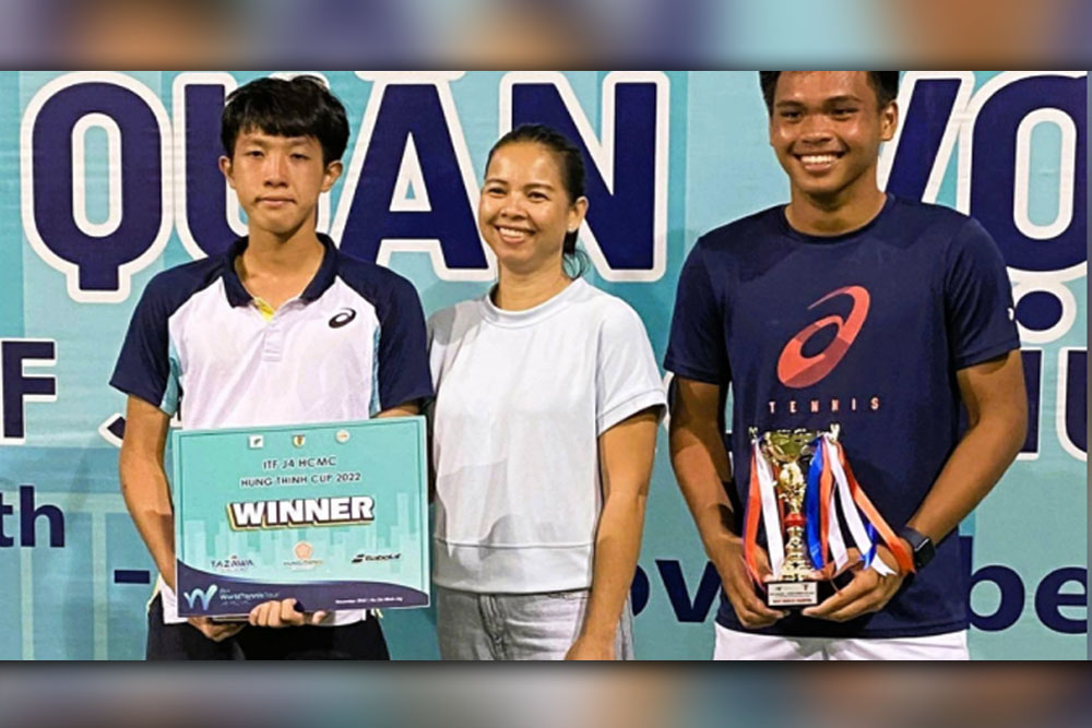 Joewynn Pascua of the Philippines (right) and Pham La Hoang Anh of Vietnam flank tournament director Nguyen Thi Kieu during the awarding ceremony of the second leg of the International Tennis Federation Juniors category 4 tournament in Ho Chi Minh, Vietnam on Saturday (Nov. 26, 2022). They rallied past Ching Chang Chiu and Xiao Feng Zhou of Chinese Taipei in the final match. (Contributed photo)