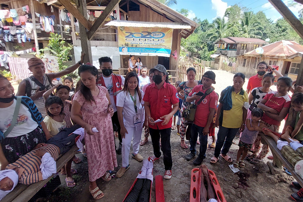 The barangay health workers of Kasapa II during the first-aid training conducted by the Philippine Red Cross, Agusan del Sur chapter. (M. Lucero | ICRC)