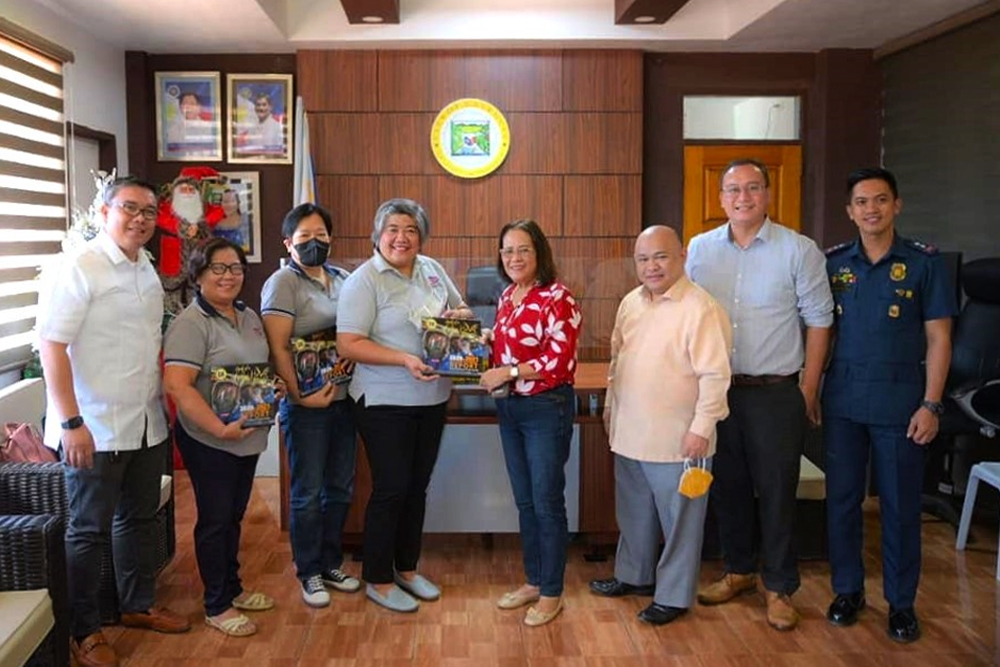 Grace Belgado-Saqueton (4th from left), CSC-10 regional director, leads the team in a discussion with Valencia City Mayor Azucena Huervas about the city’s hosting of the civil service eligibility examination in March 2023. (Valencia LGU)