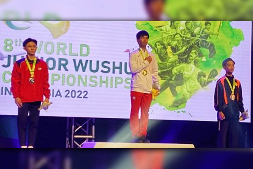 Sandrex Gainsan (center) sings the national anthem after ruling the Qiangshu (spear play) event of the World Junior Wushu Championships in Tangerang, Indonesia on Dec. 10, 2022. It was the 18-year-old Gaisan’s last event in the juniors level. (Contributed photo)