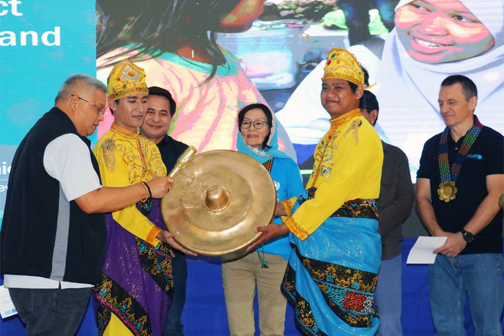 Lanao del Sur Governor Mamintal Alonto Adiong Jr. hits the gong, signaling the implementation of the “Building Community Resilience and Delivery of Essential Services for Post-conflict Recovery in Lanao del Sur/Marawi” Project in his province. (PJF | PIA-10 | Lanao del Sur)