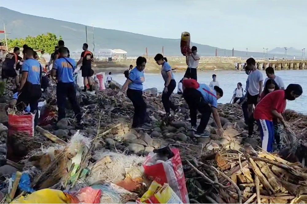 Simultaneous coastal clean-up, ‘Scubasurero’ held in MisOr