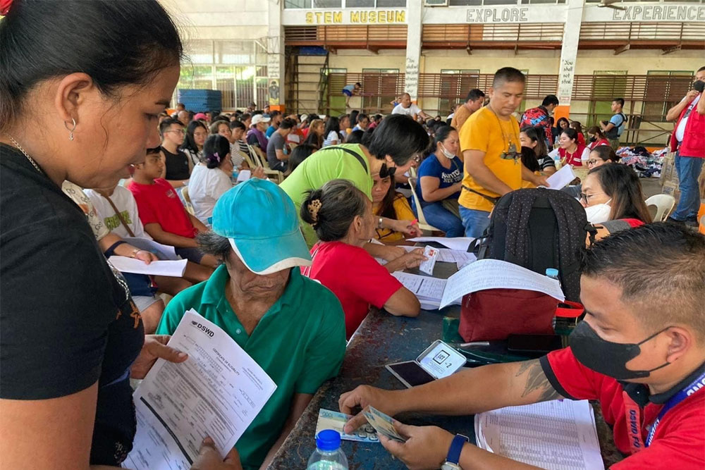 DSWD-10 provides aid to mass flooding affected families in MisOcc