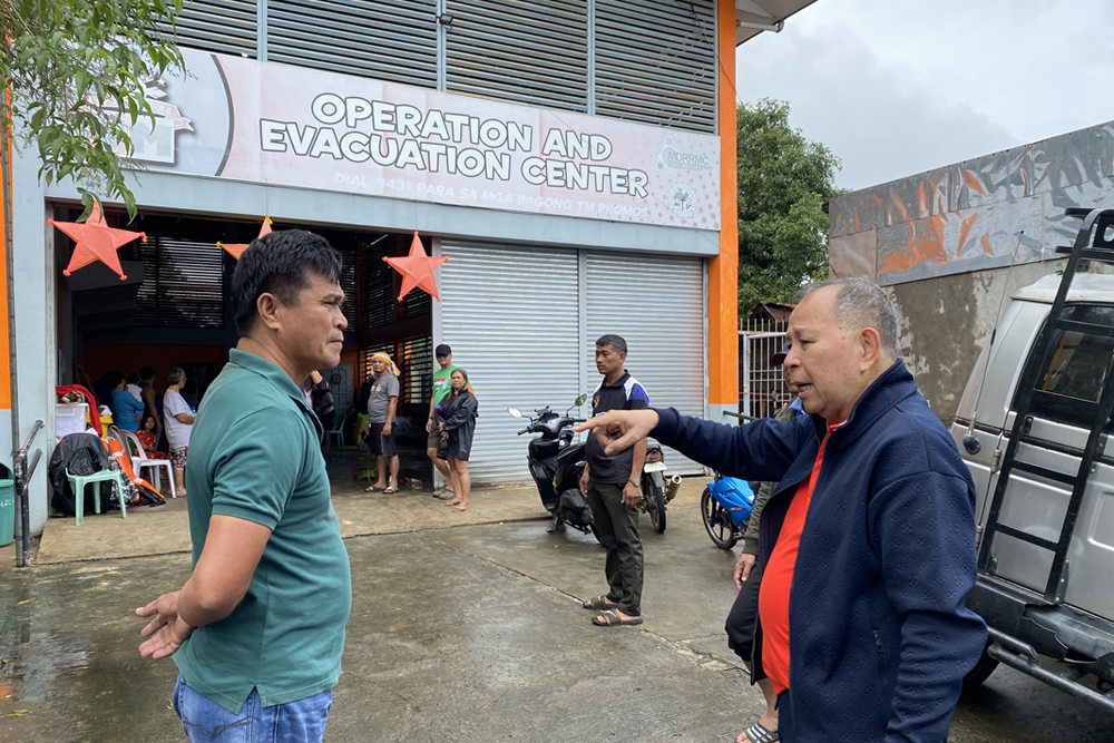 MISAMIS OCCIDENTAL – As flood hit the Province of Misamis Occidental, December 24-26, amid continuous rains, Gov. Henry Oaminal visited the families staying at the evacuation center who fled their homes in Tudela and Jimenez town to give assistance and assess the situation.