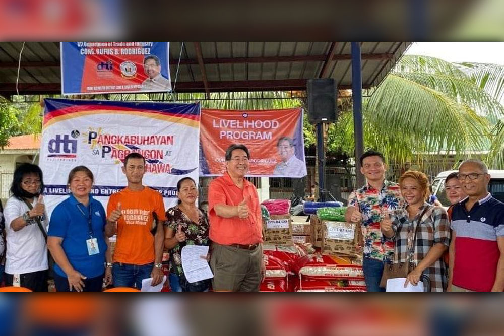 DTI MisOr, Solon distribute livelihood kits to flood victims