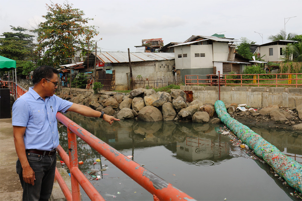 DENR-10 turns over trash trap project to 2 Oro villages