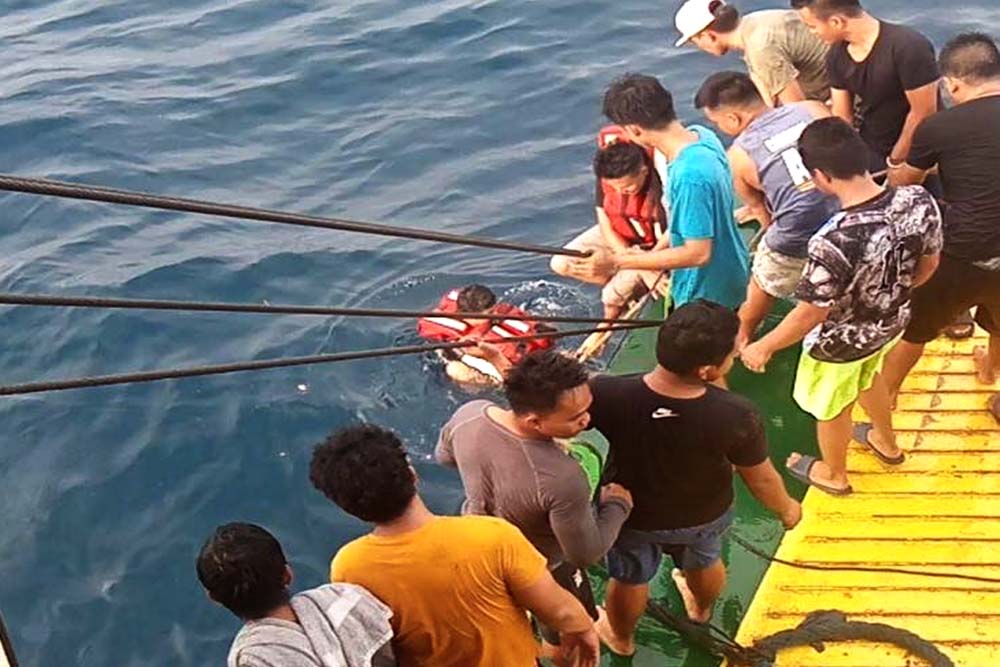 Barge sinks off Surigao Norte coast, 22 crewmen rescued