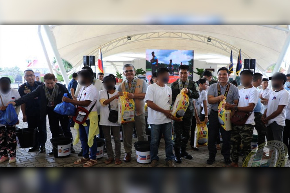 52 ex-rebels, 200 NPA supporters in Agusan get benefits