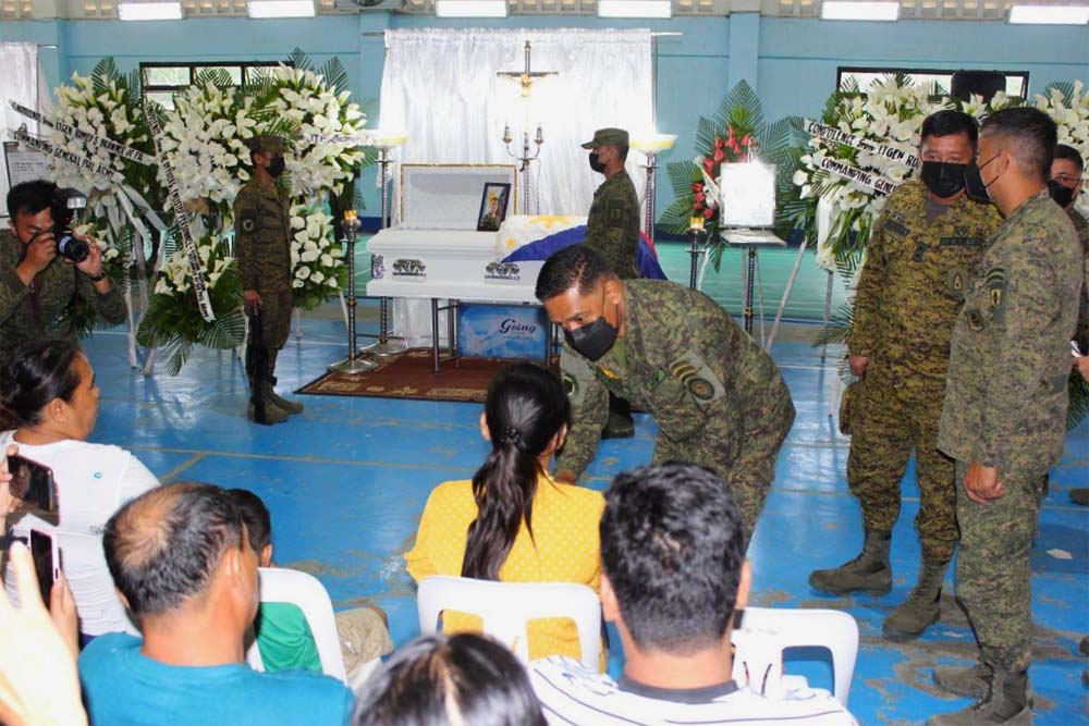 Top Army exec visits slain soldiers’ wake