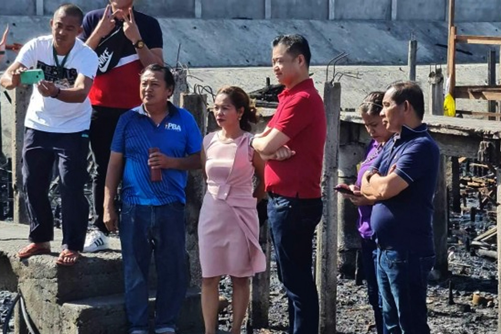 3 senators distribute aid to Davao fire victims