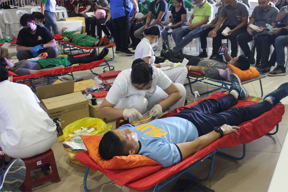 Donors flock to PhilHealth-10’s bloodletting event