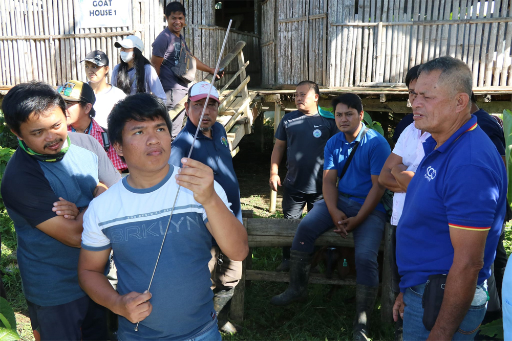 DA-10 capacitates techs on artificial insemination