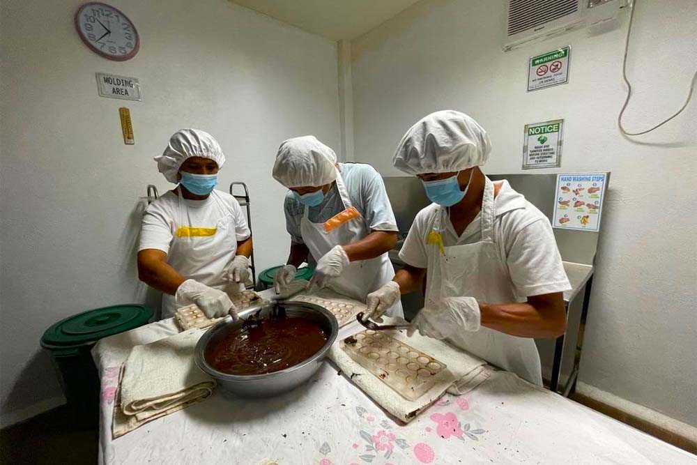 DOST’s SETUP program scales up cacao processing venture in Camiguin