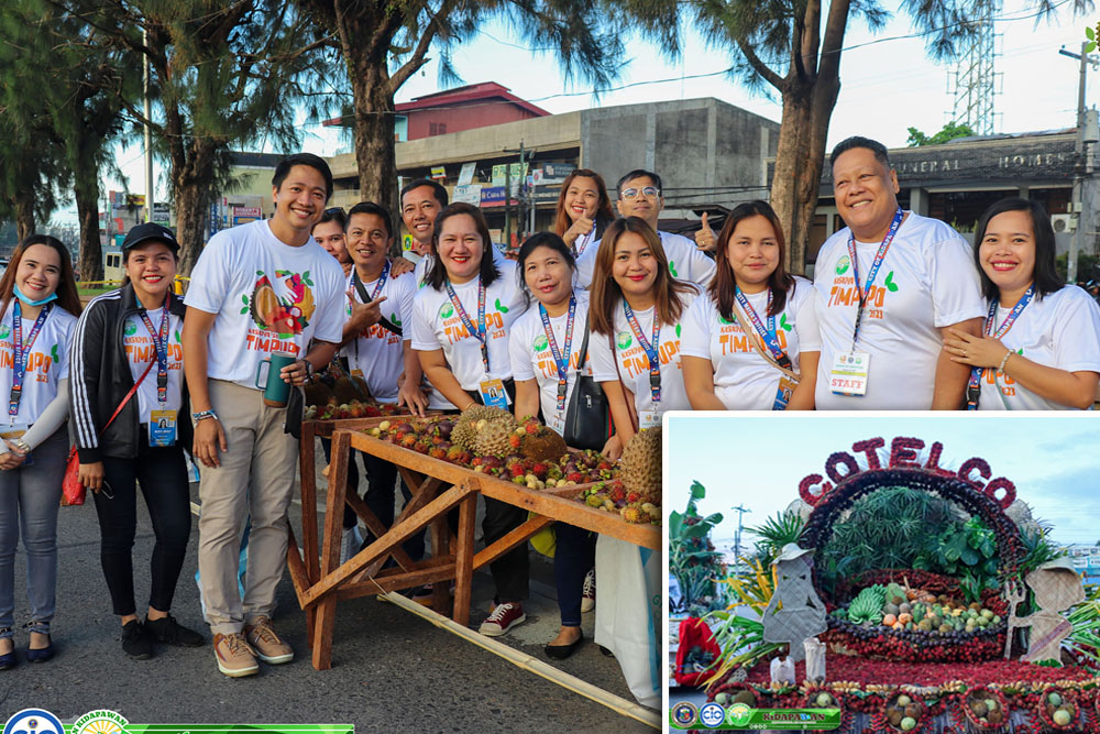 FRUITS FOR FREE. Mayor Paolo Evangelista (3rd left) poses with some employees at the long table of free-to-eat fruits displayed along the national highway in Kidapawan City for the Timpupo Festival on Friday, Aug. 18, 2023. A supplemental photo shows one of the 19 fruit-laden floats that joined the competition in line with the celebration. (Photos courtesy of Kidapawan CIO)