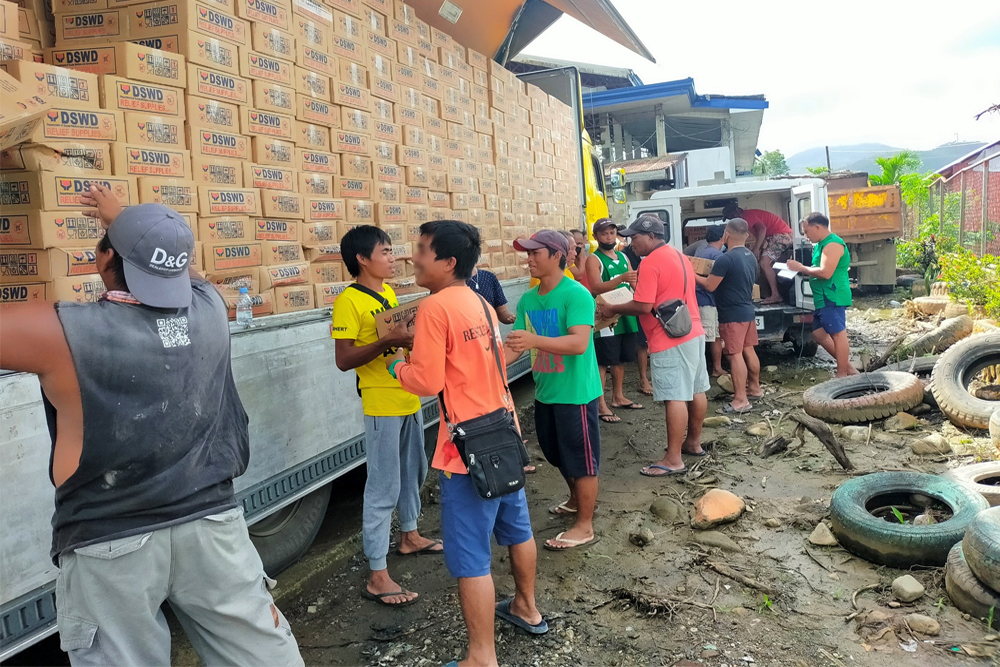 SUSTAINED RESPONSE. Department of Social Welfare and Development (DSWD) family food packs for five towns in quake-hit Surigao del Sur are unloaded on Wednesday (Dec. 6, 2023). The DSWD 13’s (Caraga) relief efforts have so far reached 21,615 distressed residents in the province. (Photo courtesy of DSWD-13)