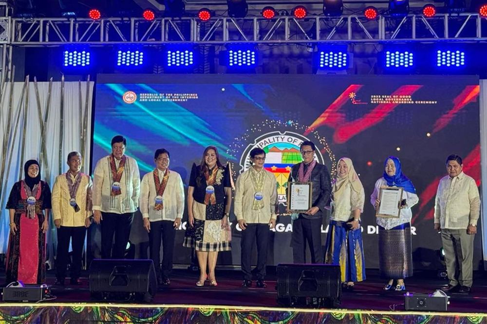 Piagapo Mayor Ali Sumandar receives the 2023 Seal of Good Local Governance (SGLG) from Department of the Interior and Local Government officials led by Secretary Benhur Abalos during the SGLG Awarding Ceremony at The Manila Hotel, December 2023. (Photo courtesy: LGU Piagapo