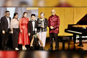 HONOR. (R-L)Rosevale Foundation President Dr. Nestor Lumicao, Rosevale Foundation Chairperson Annabelle Pizarro Brown, and Rosevale School Executive Director Emma Rose Quimbo congratulate Franco and his parents, lawyer Antonio Paolo Lim and Katrina Collantes Lim. (Photo by Jack Biantan)