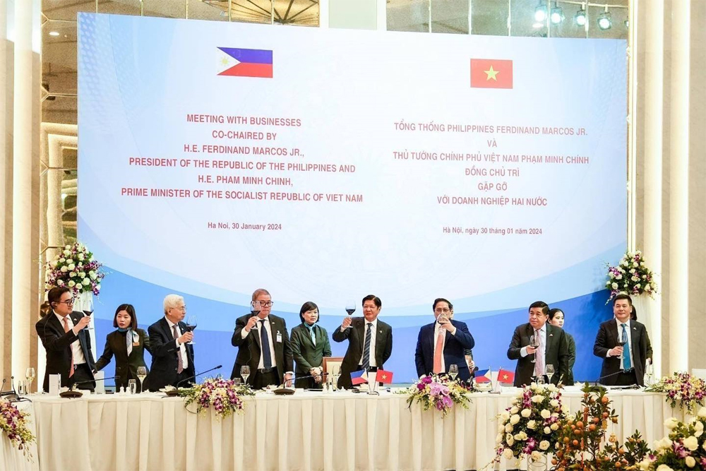 INVEST IN PH. President Ferdinand R. Marcos Jr. and some members of his Cabinet, including Agriculture Secretary Francisco Tiu-Laurel Jr., raise their glasses for a toast during a meeting with Vietnamese businessmen on Tuesday (Jan. 30, 2024). Tiu-Laurel Jr. and MIT Minister Nguyen Hong Dien have signed a memorandum of understanding, creating a framework for rice trade cooperation that is sustainable and meets the common interests of the Philippines and Vietnam. (Photo courtesy of PCO)