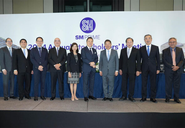 SM Prime’s (L-R): Assistant Corporate Secretary Arthur Sy, Corporate Secretary Atty. Elmer Serrano, Chief Finance Officer and Chief Compliance Officer John Nai Peng Ong, President Jeffrey Lim, Independent Director Atty. Darlene Marie Berberabe, Chairman of the Board Henry Sy Jr., Vice Chairman and Lead Independent Director Amando Tetangco Jr., Non-Executive Director Herbert Sy, Chairman of the Executive Committee Hans Sy, and Non-Executive Director Jorge Mendiola