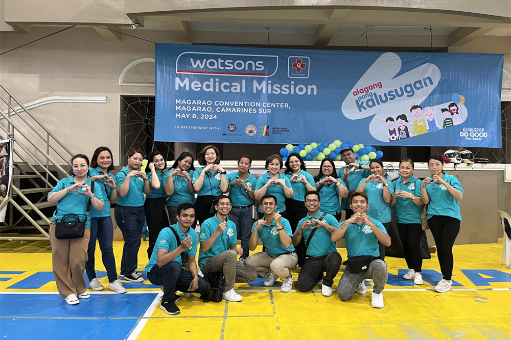 Watsons employees and mom volunteers gather at the Alagang Pangkalusugan Medical Mission in Camarines Sur