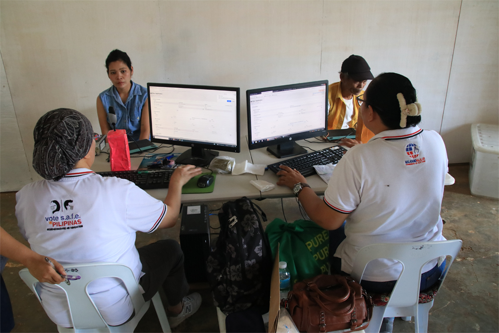 The Commission on Elections-10 and the National Commission of Senior Citizens conducted the Co-Location Satellite Registration and Register Anywhere Program (RAP) at Kalamalamahan Elementary School in Barangay Rogongon, Iligan City, on May 20 to facilitate registration for senior citizens, persons with disabilities, and indigenous peoples. (Photo: ADD/PIA-10/Lanao del Norte)