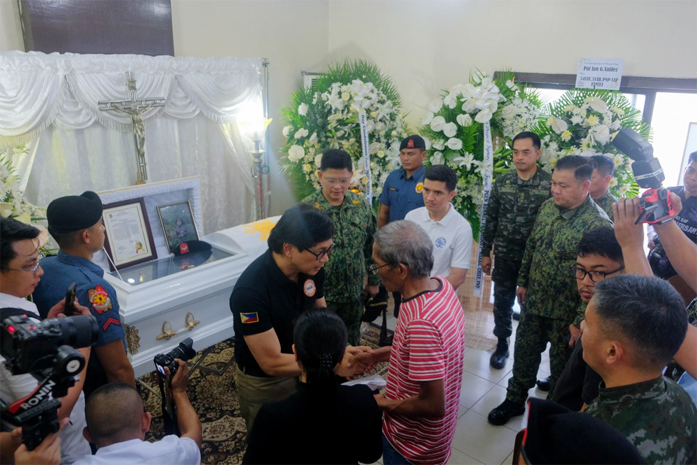 VALOR. Department of the Interior and Local Government Secretary Benjamin Abalos Jr. and PNP chief Gen. Rommel Francisco Marbil (center) visit the wake of Pat. Ian Valdez at the St. Peter Memorial Chapel, Barangay Divisoria, Zamboanga City on Thursday (May 30, 2024). Valdez was killed in a counter-terrorism operation in Tawi-Tawi that led to the death of ASG sub-leader Udon Hasim, while his two colleagues, Master Sergeants Mohammad Lee Aharul and Alberto Olbis, were wounded. (Photo courtesy of PNP)