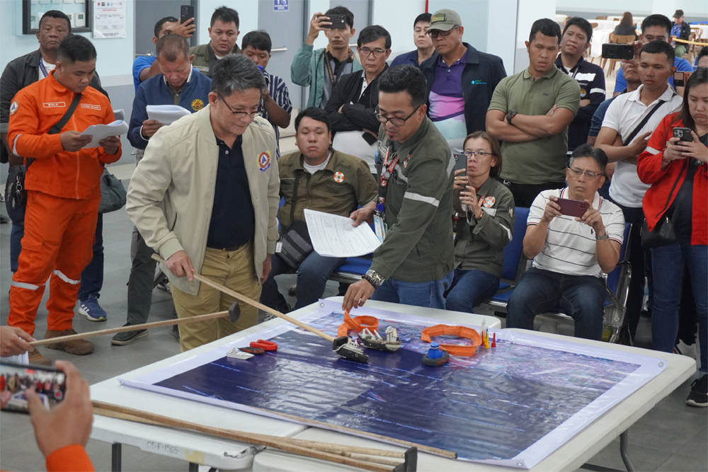 Philippine Coast Guard Auxillary 1001st Squadron, Philippine Coast Guard District Northern Mindanao, and the first responders demonstrate their strategies in an oil spill response. (Photo by JAKA/PIA-10)